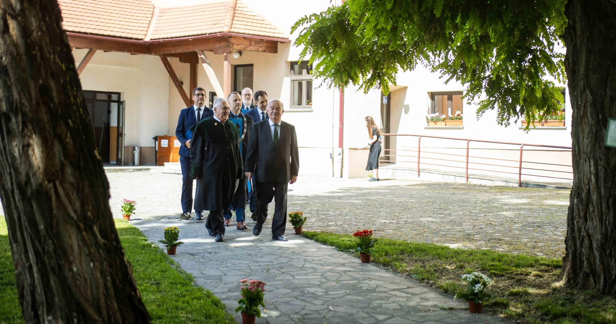 Végzett a PTE MK első, sepsiszentgyörgyi képzőművész évfolyama