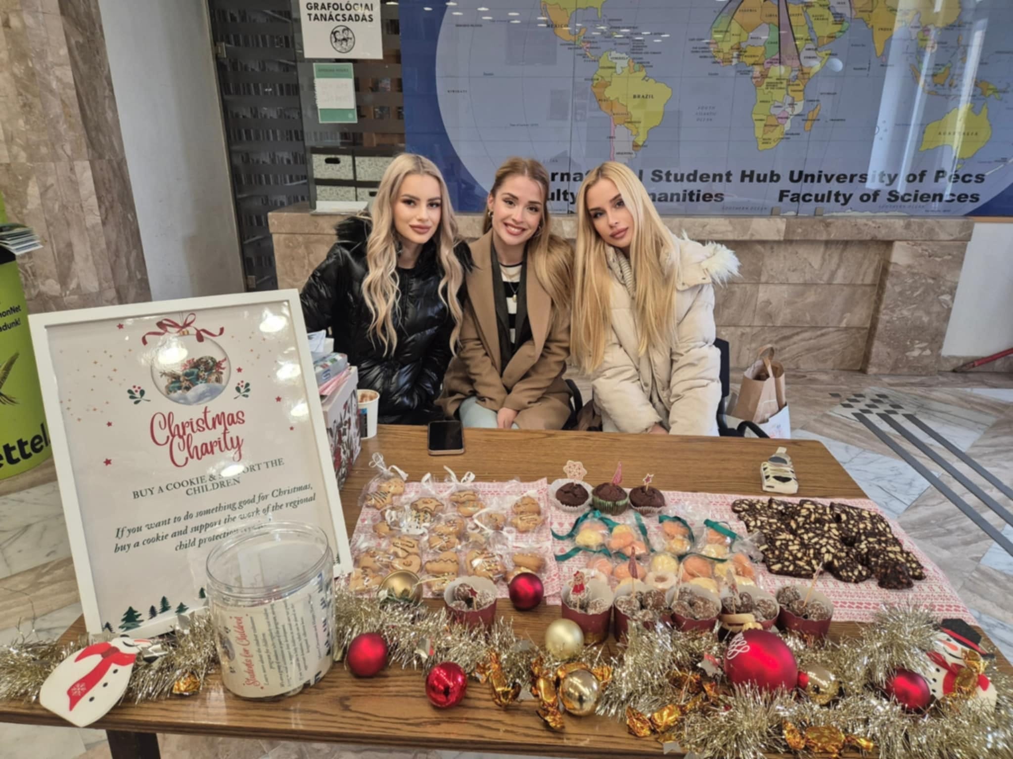 Diákok a gyermekekért: a PTE önkéntes programjában résztvevő hallgatók karácsonyi süteményvására