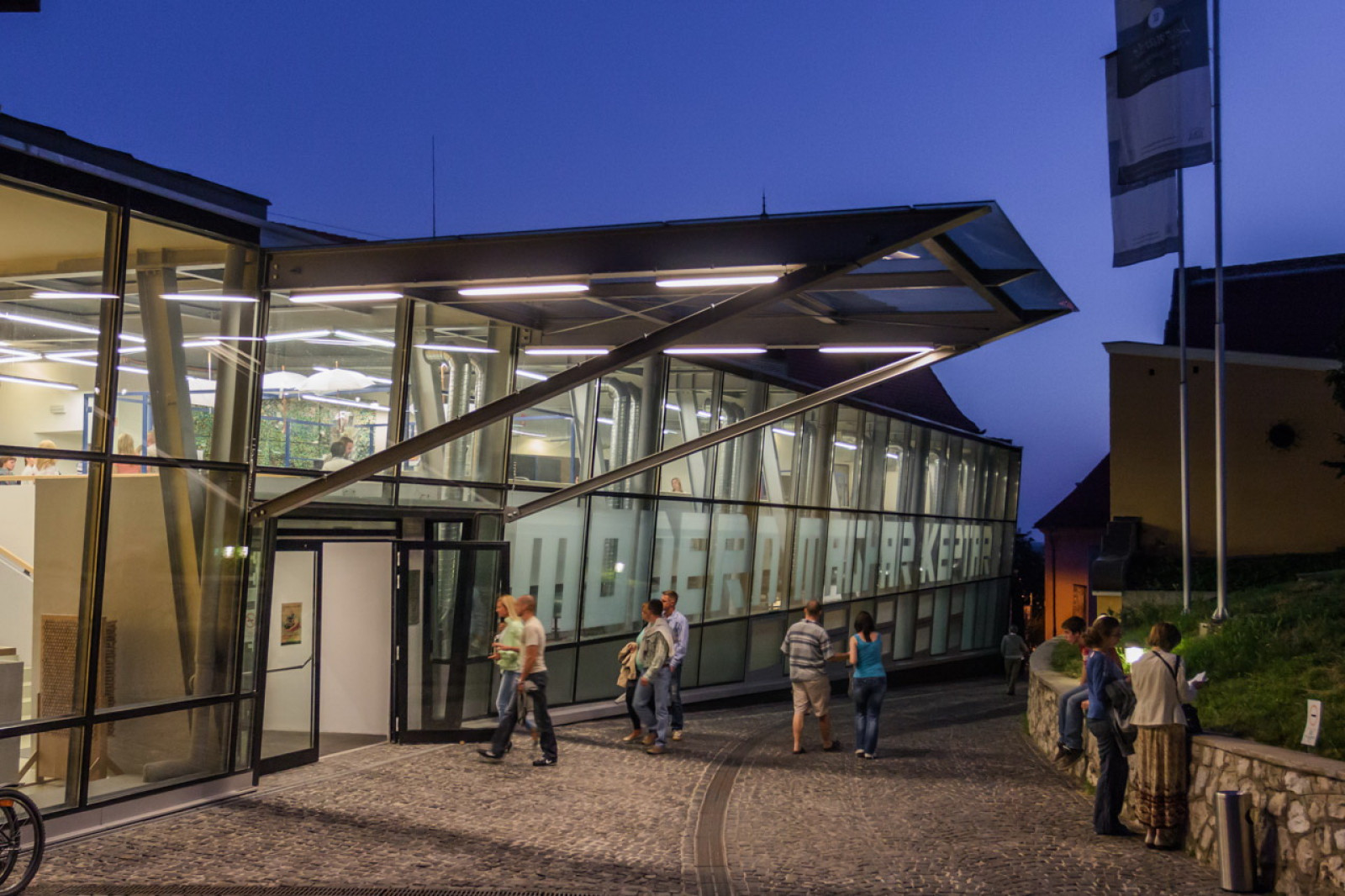 A PTE Művészeti Karán művészeti szakirányú képzésben résztvevő hallgatók és oktatók számára díjtalanul látogathatók a Modern Magyar Képtár állandó és időszaki kiállításai.