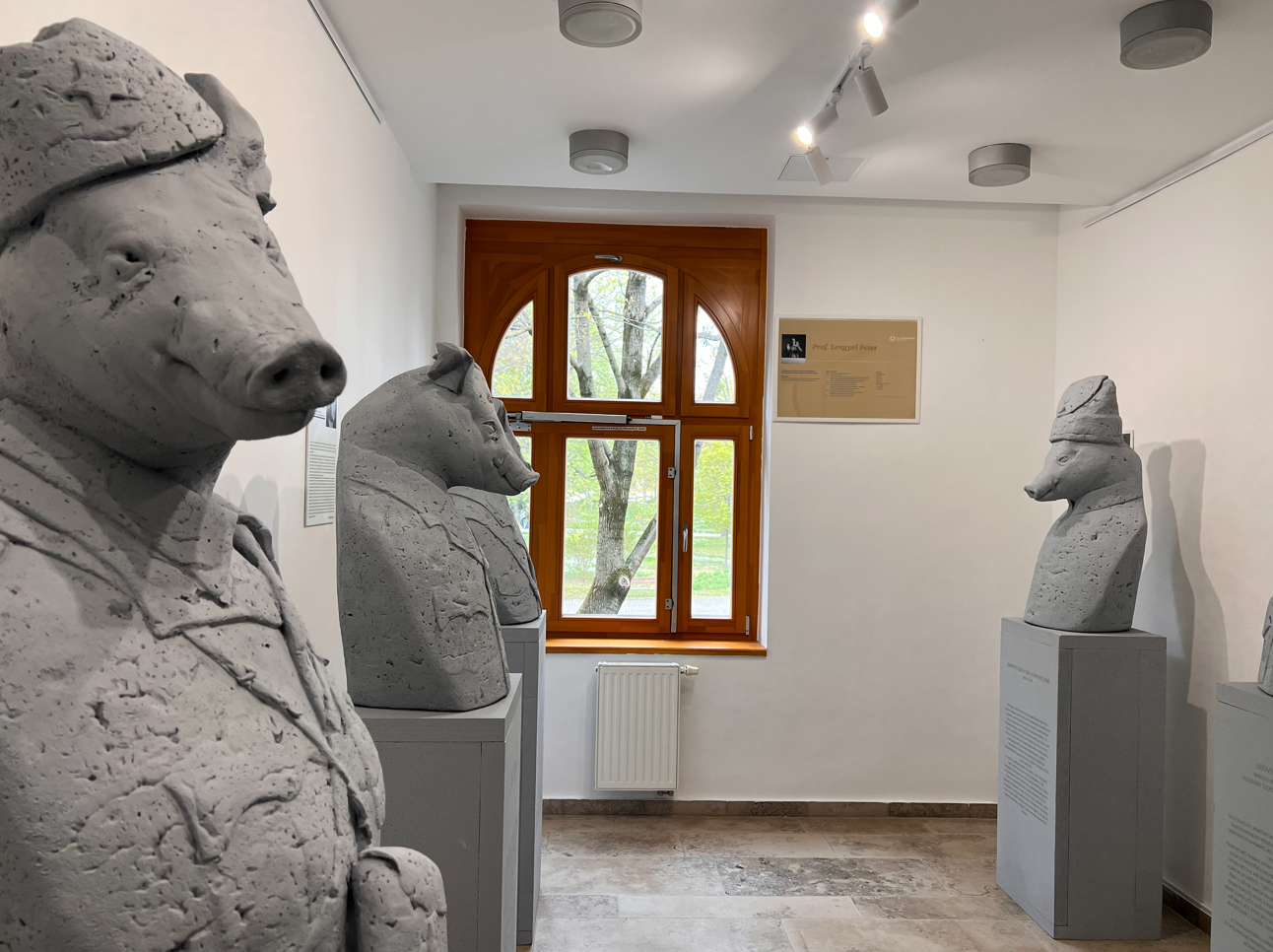 30 éves az MK: kamarakiállítás-sorozat #3: Prof. Lengyel Péter, WAR PIGS tárlatvezetés