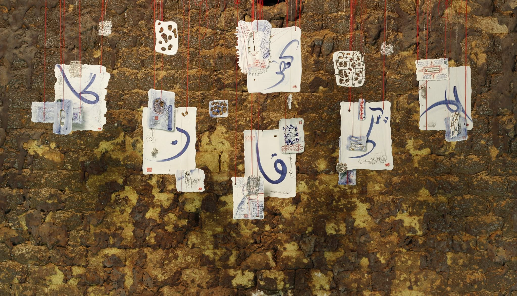 Navid Muhhamad pakisztáni kerámiaművész,Sacred Letters porcelán installáció - kiállítás