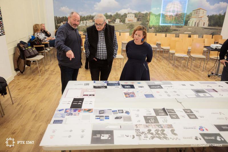 A jubileumi év vizuális arculatának kialakítására a PTE Művészeti Karának tervezőgrafika szakos hallgatói - egy külön, erre dedikált kurzus keretein belül - készültek arculattervekkel.
